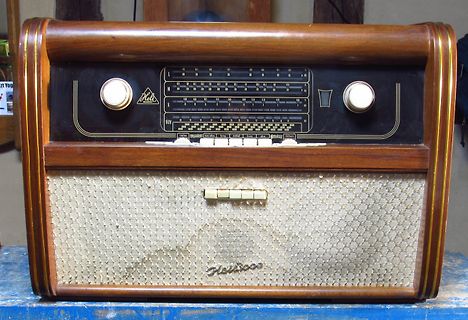 Antikes Röhrenradio aus Holz