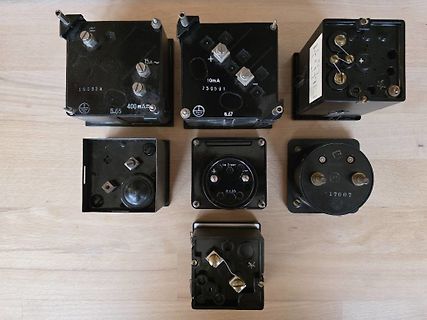 Verschiedene elektronische Bauteile auf Holzuntergrund