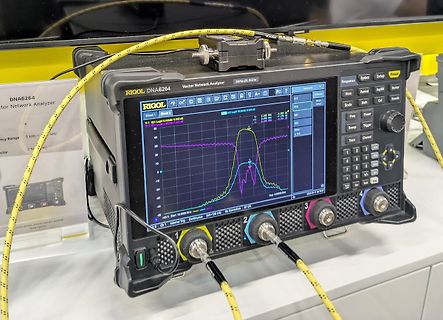 Rigol DNA6264 Vektor-Netzwerkanalysator mit Messkurve