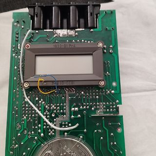 Grüne Leiterplatte mit LCD-Display und Kabeln
