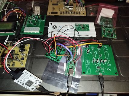 Verschiedene Leiterplatten und Elektronikkomponenten auf einem Arbeitstisch
