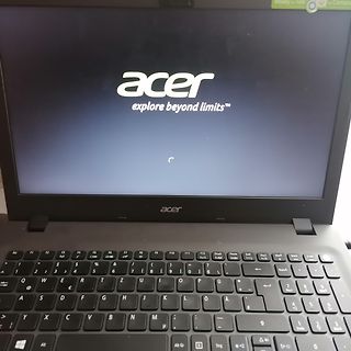 Acer Laptop mit Logo auf dem Bildschirm