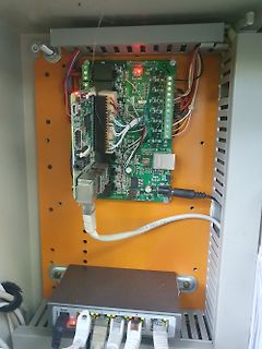 Elektronik-Aufbau mit Leiterplatte und Netzwerk-Switch