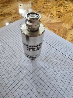BNC-Stecker mit Gehäuse von Huber+Suhner