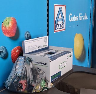 Aldi Karton für Batterierücknahme und Obstmotive