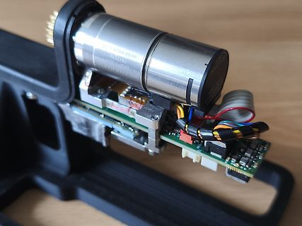 Elektronikkomponenten mit Metallzylinder auf Leiterplatte