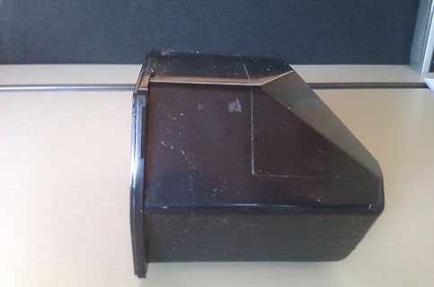 Schwarzes Kunststoffgehäuse auf Tisch