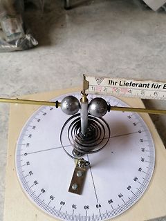 Aufbau eines Foucaultschen Pendels auf Gradbogen