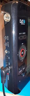 Seitenansicht eines DVB-T Receivers mit Anschlüssen und Tasten