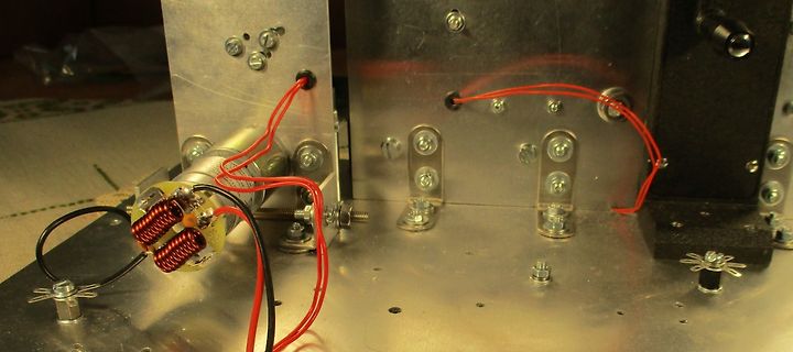 Elektronischer Aufbau mit Spulen und Verkabelung