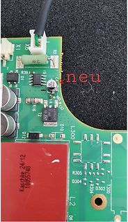 Nahaufnahme einer grünen Leiterplatte mit elektronischen Bauteilen