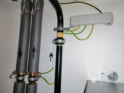 Elektrische Leitungen und Kabelverbindungen an einer Wand