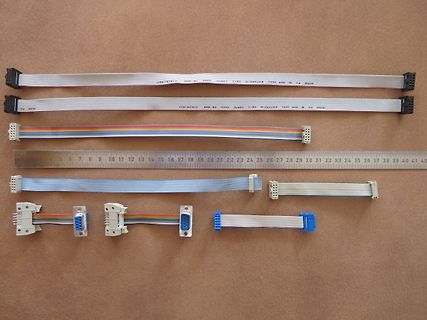 Verschiedene Flachbandkabel und ein Lineal
