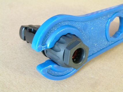 Blauer Kunststoff-Adapter mit schwarzem Steckverbinder