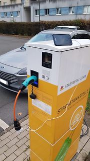 Elektroauto an einer Ladestation