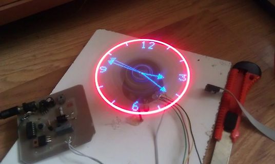Elektronik-Versuchsaufbau mit LED-Uhr und Platine