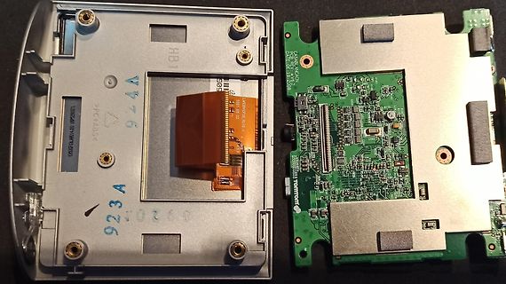 Zerlegtes elektronisches Gerät mit Leiterplatte und Gehäuse