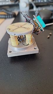 Elektronischer Aufbau mit Spulen und Platine