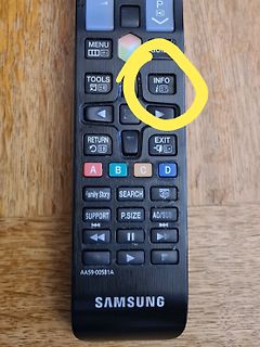 Samsung Fernbedienung auf Holztisch