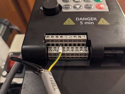 Anschlussklemmen eines elektronischen Geräts