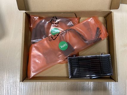 Inhalt einer Versandbox mit Elektronikkomponenten