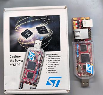 Verpackung und USB-Stick mit ST STR912 MCU