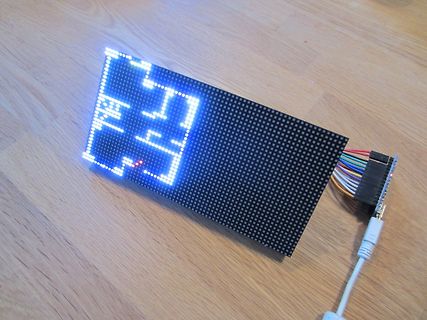 LED-Matrix-Modul mit blauem Text auf Holzuntergrund