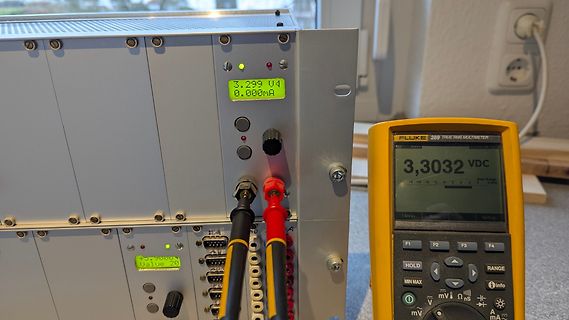 Messung von Spannung und Strom mit Multimeter und Netzteil