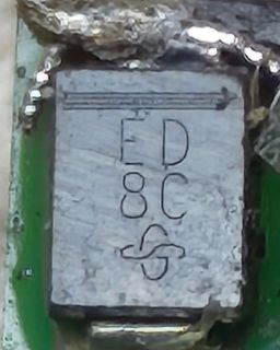 Nahaufnahme eines elektronischen Bauteils mit Markierung