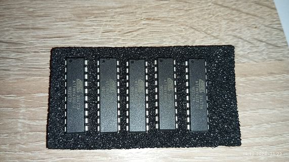 Fünf Atmel Mikrocontroller auf Schaumstoff