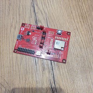 Rote Leiterplatte mit elektronischen Bauteilen