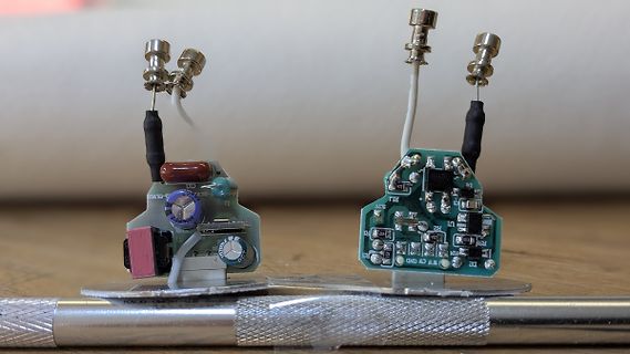 Zwei kleine Leiterplatten mit BNC-Anschlüssen auf einem Metallstab