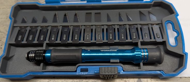 Werkzeugset mit Ersatzklingen und Werkzeuggriff