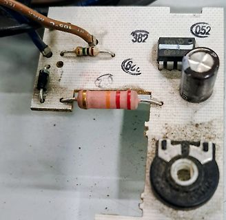 Nahaufnahme einer Leiterplatte mit elektronischen Bauteilen