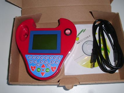 Rotes Handheld-Gerät in Karton mit CD-R und Kabel