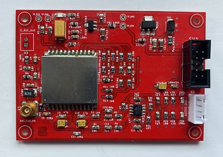 Rote Leiterplatte mit elektronischen Bauteilen