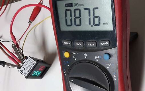 Multimeter und Messaufbau mit Display