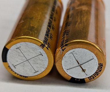 Zwei Elektrolytkondensatoren