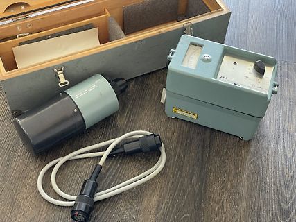 Retro-Messgerät und Zubehör in Holzkiste