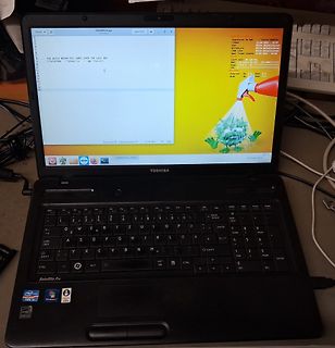Laptop mit Texteditor und Windows XP Hintergrund