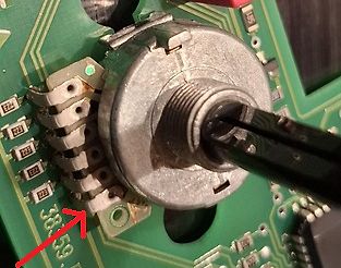 Nahaufnahme eines Potentiometers auf einer Leiterplatte
