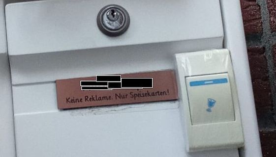 Briefkasten mit Aufkleber und Klingel