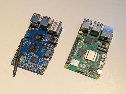 Zwei Raspberry Pi Einplatinencomputer