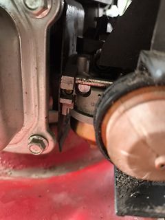 Nahaufnahme von Metallbauteilen und Schrauben