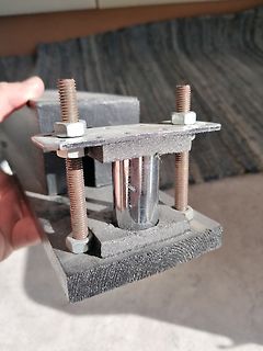 Mechanischer Aufbau mit Schrauben und Metallzylinder