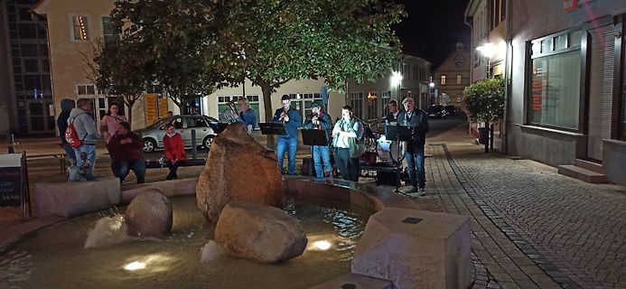 Musiker spielen an einem Brunnen im Freien
