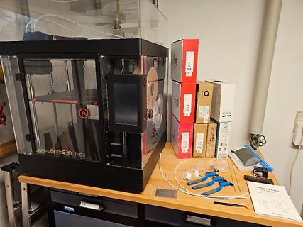 3D-Drucker und Werkzeug auf einem Arbeitstisch