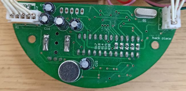 Foto einer grünen Leiterplatte mit elektronischen Bauteilen