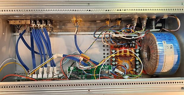 Innenansicht eines Netzteils mit Transformator und Platinen