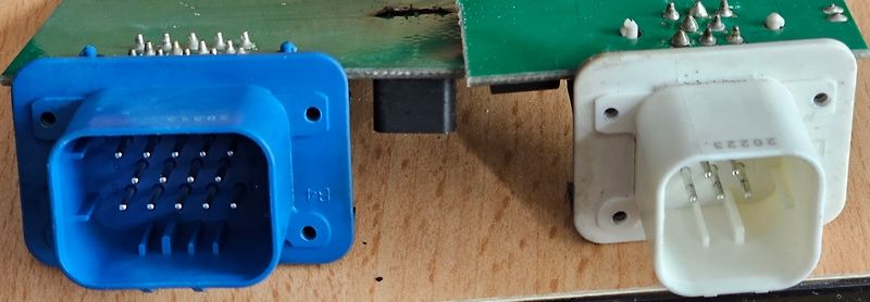 Zwei Steckverbinder auf Leiterplatten